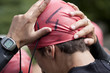 nageuse de triathlon ajustant son bonnet nageuse de triathlon ajustant son bonnet