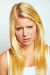 erfolglose traurige frau mit blonden haaren