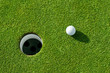 Golfball vor Loch