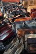 accessoires et chaussures vintage en cuir à la brocante