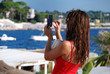 ragazza fotografa con touchphone