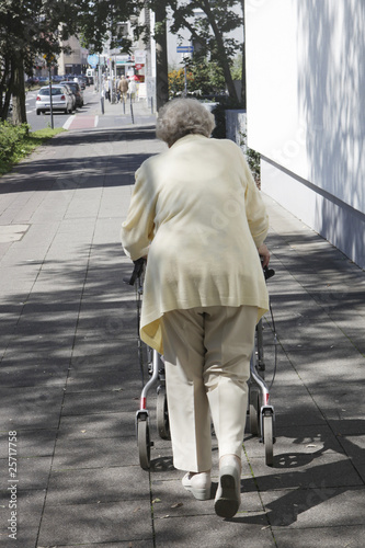 Foto: seniorin mit gehhilfe,rollator seniorin mit gehhilfe,rollator