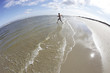 mann rennt nackt ins meer