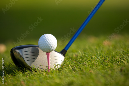Foto: A golf club on a golf course A golf club on a golf course