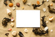 Karte zwischen Sand und Muscheln