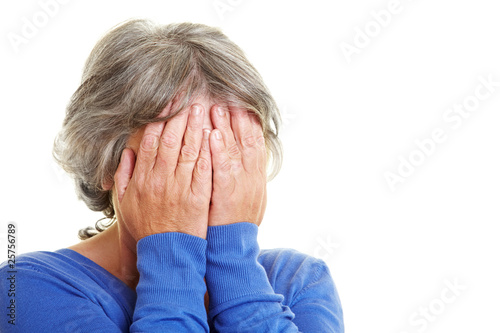 Foto: Seniorin hält sich Hände vor Gesicht Seniorin hält sich Hände vor Gesicht