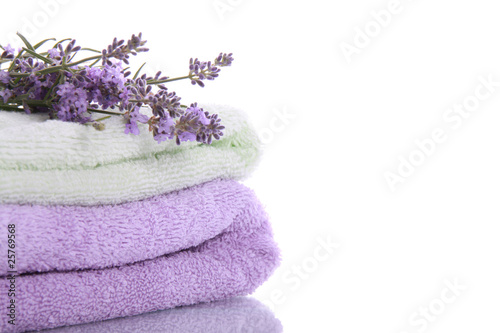 Foto: Stack of terry towels with lavender flowers Stack of terry towels with lavender flowers