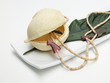Buddhafrucht auf Schale aus Keramik mit Blatt und Kette Buddhafrucht auf Schale aus Keramik mit Blatt und Kette