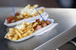Currywurst mit Pommes