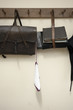 schultasche und gebündelte bücher an garderobenhaken