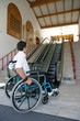 Handicap escalier mécanique