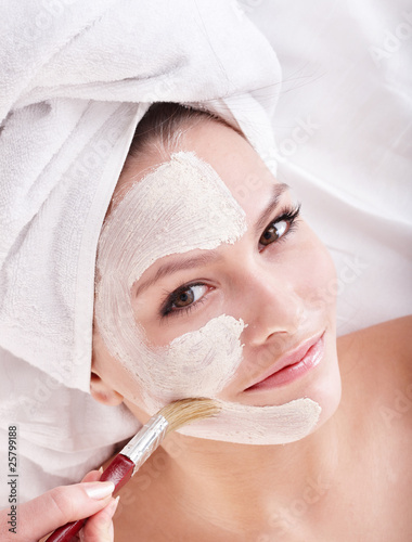Foto: Girl with clay facial mask. Girl with clay facial mask.