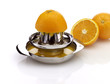 Orangensaftpresse mit Orangen