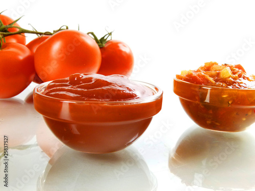 Foto: Tomaten-Paprika-Chutney und Tomatenketchup Tomaten-Paprika-Chutney und Tomatenketchup