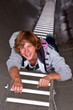 Junge klettert Leiter hoch 715