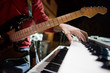 musico con guitarra y piano en directo