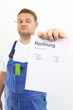 Handwerker präsentiert die Rechnung