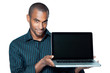 homme métiss ordinateur portable