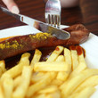 Currywurst beim Gastwirt