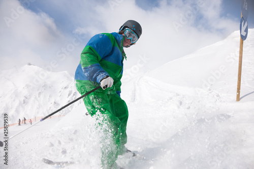 Foto: Skifahrer auf der Abfahrt Skifahrer auf der Abfahrt