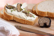 Brot mit Streichkäse und Trüffel