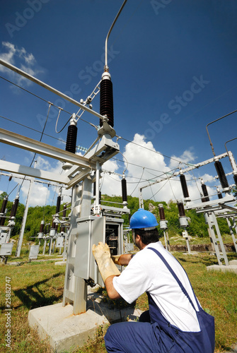 Foto: Electrician repairing electric panel Electrician repairing electric panel