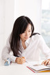 勉強する若い女性