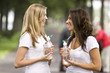 Frauen trinken Wasser und unterhalten sich