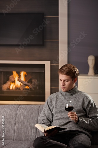 Foto: Young man at home Young man at home