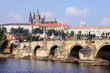 Letní Praha gotický hrad s Karlovým mostem