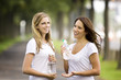 zwei Frauen unterhalten sich und trinken Wasser
