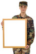Soldatin mit Schild