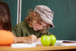 Junge in der Grundschule