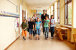 Grundschüler auf Flur