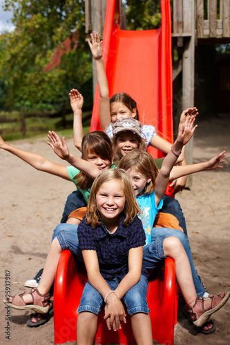 Photo: Kinder rutschen Kinder rutschen