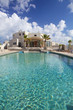 piscina con cielo blu