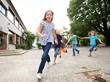 Kinder laufen auf Schulhof