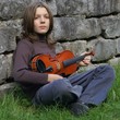 Junge mit Violine an der Mauer Junge mit Violine an der Mauer