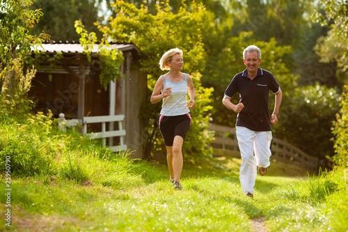 Foto: Älteres Paar beim Joggen Älteres Paar beim Joggen
