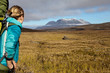 Wanderin mit Blick auf das Akka Massiv in Lappland