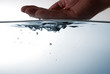 Foto: Hand im Wasser - Wasser tropft ab Hand im Wasser - Wasser tropft ab
