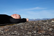 Foto: Wanderin beim relaxen nach einem harten Wandertag Wanderin beim relaxen nach einem harten Wandertag