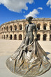 Devant les arènes de Nîmes en France