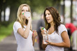 zwei Frauen unterhalten sich und trinken Wasser