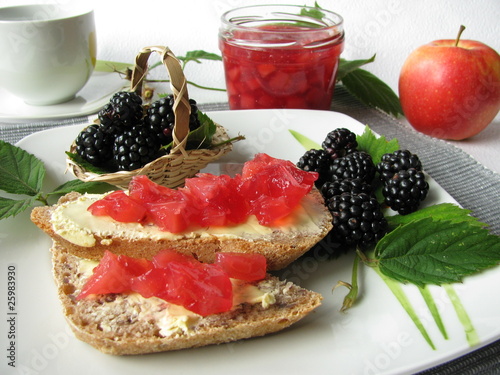 Foto: Frühstück mit Brombeer-Apfel-Konfitüre Frühstück mit Brombeer-Apfel-Konfitüre