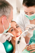Foto: Patientin bei Zahnarzt - Behandlung mit Bohren Patientin bei Zahnarzt - Behandlung mit Bohren