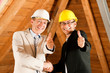 Architekt und Bauingenieur mit Daumen hoch
