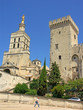 Avignon, palais des papes et statue Notre-Dame des Doms