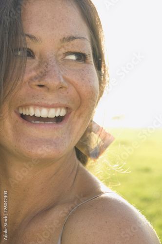 Foto: Portrait of woman in sunlit meadow Portrait of woman in sunlit meadow