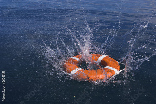 Foto: Round life preserver splashing into water Round life preserver splashing into water